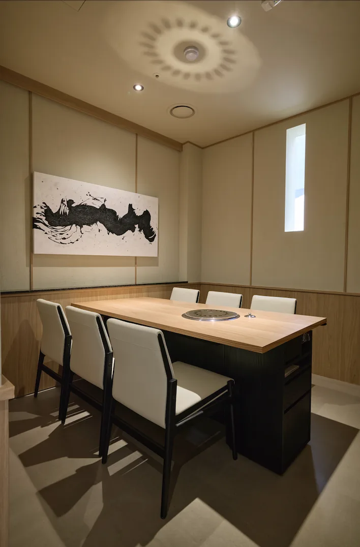 Six-person private room with calligraphy at Seolya